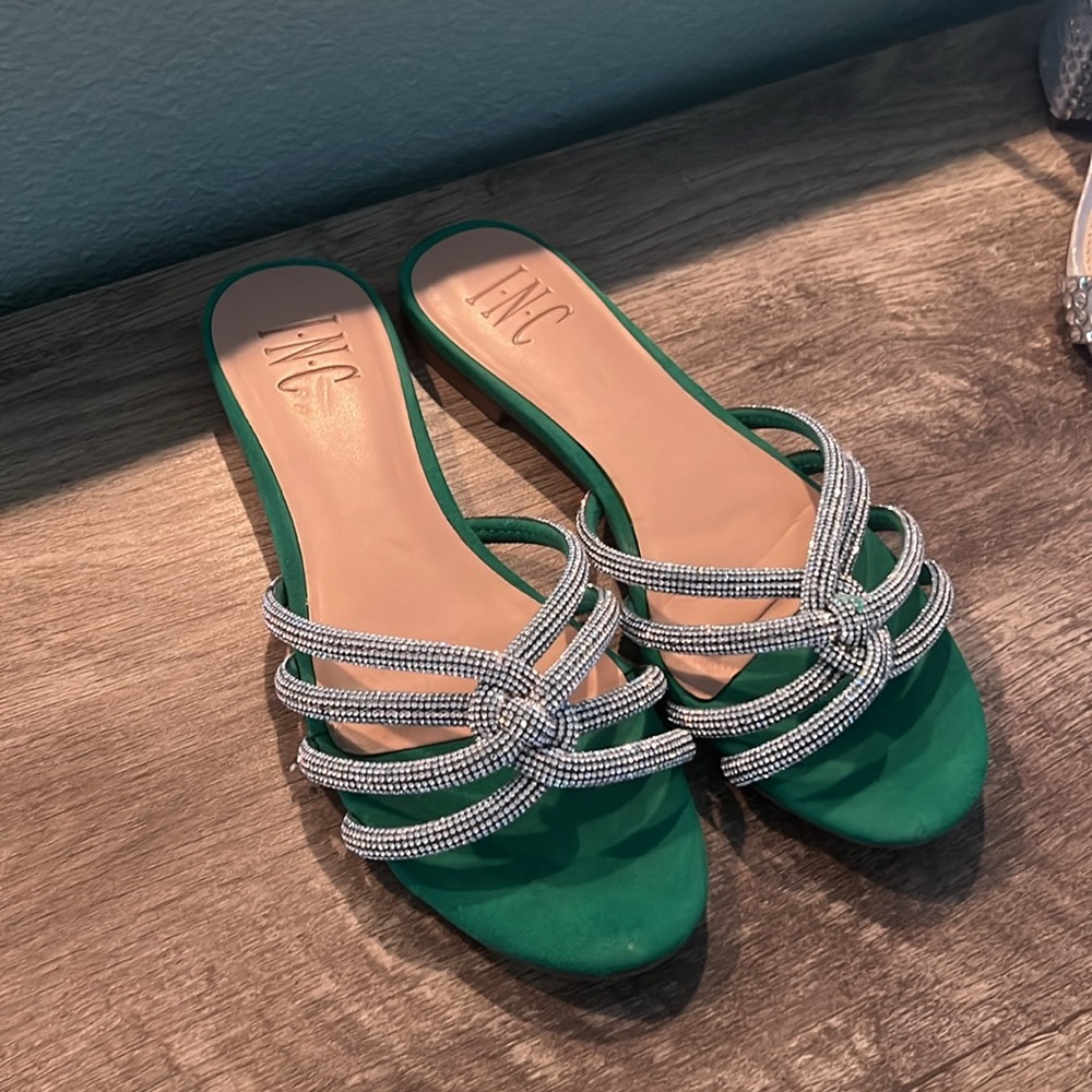 Beautiful emerald green shiny slip on sandals 6M